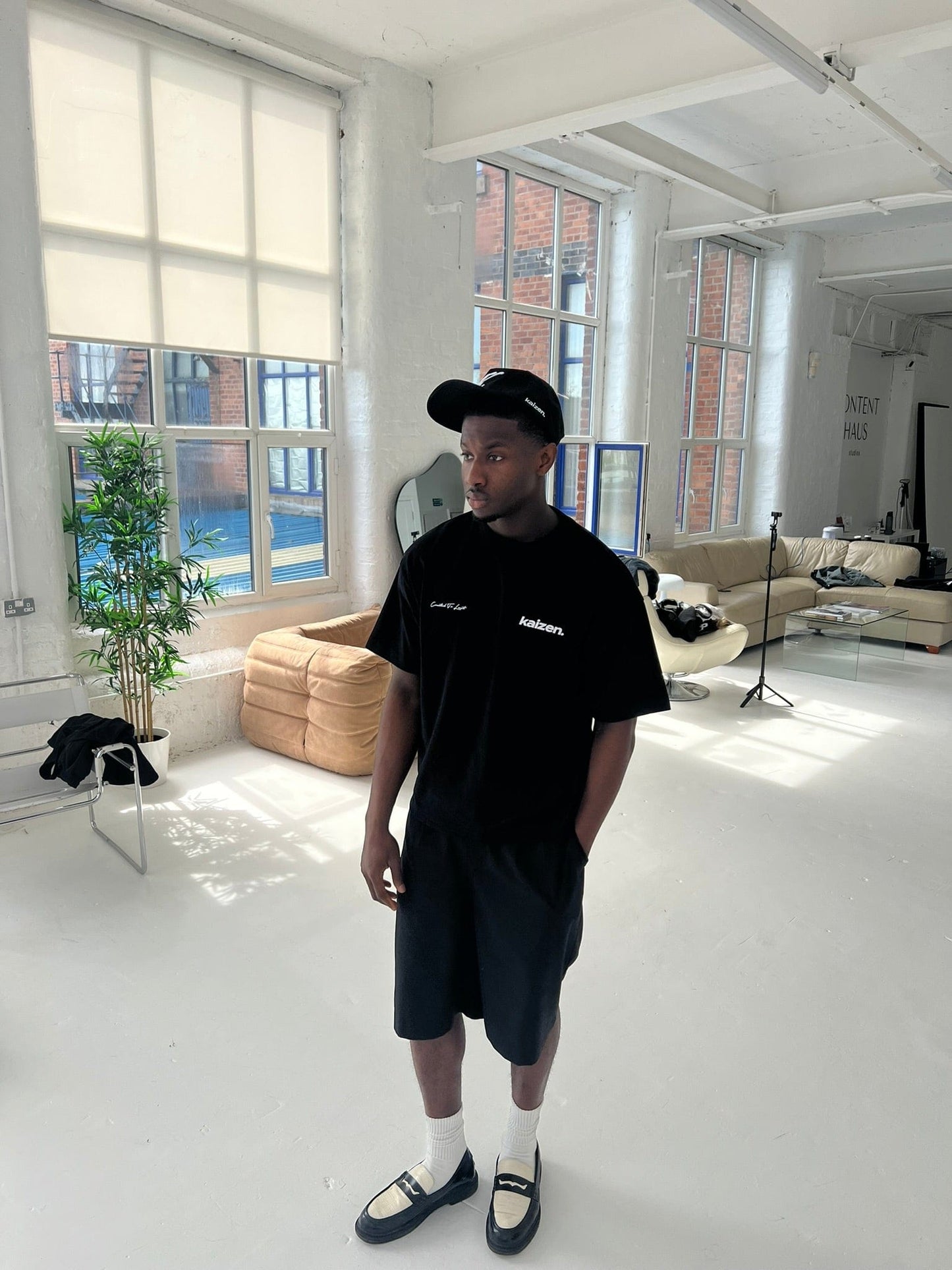 KAIZEN MARKET ARCH TEE BLACK — XS — Detail View