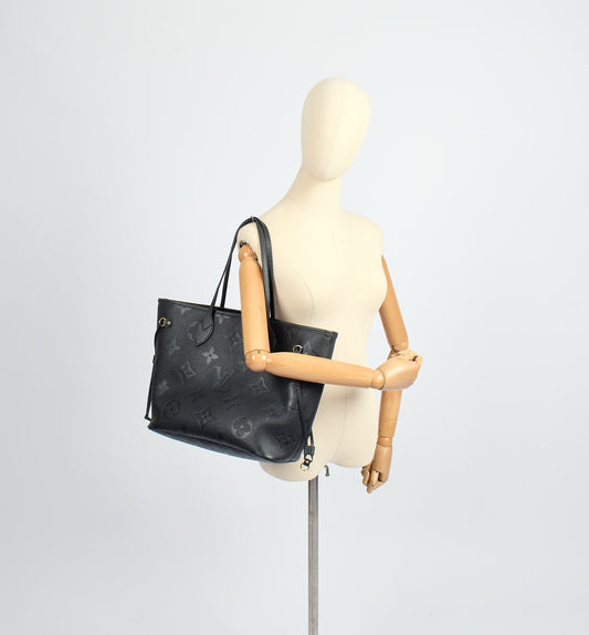 Louis Vuitton Tote Neverfull MM in Black, Empreinte Leather — Side View