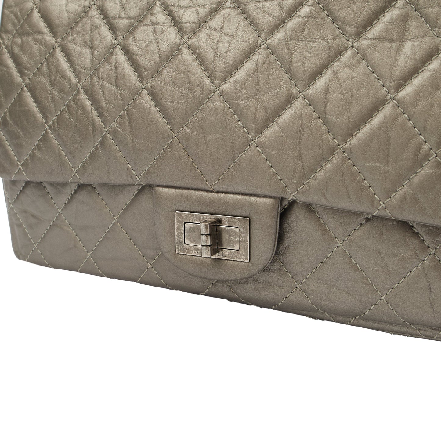 Chanel Shoulder Bag 2.55 Reissue in Metallic, Leather — Alternate View 22