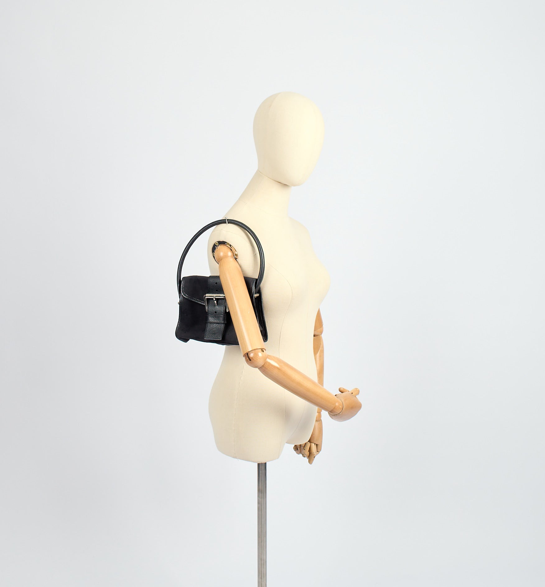 Mulberry Shoulder Bag Vintage Shoulder Bag in Black, Fabric — Side View