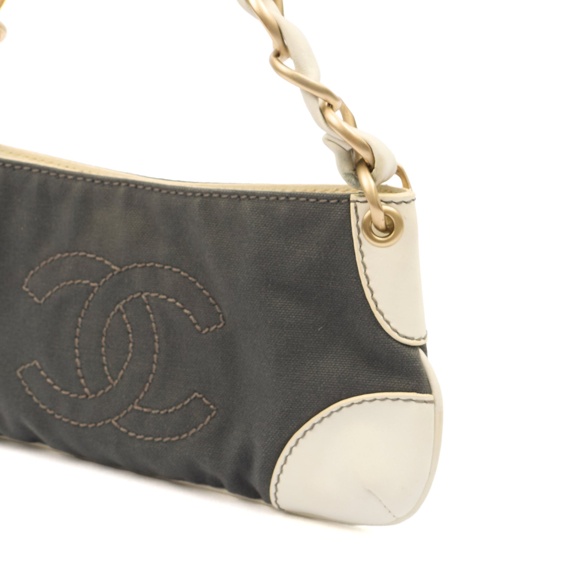 Chanel Shoulder Bag Vintage Shoulder Bag in Grey, Fabric — Detail View