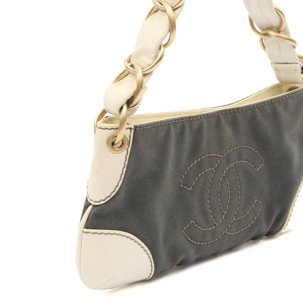 Chanel Shoulder Bag Vintage Shoulder Bag in Grey, Fabric — Alternate View 15