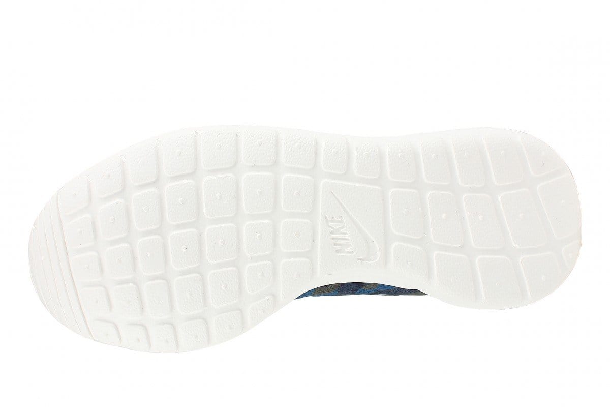 NIKE WMNS ROSHE ONE PRINT — UK 2.5 | EU 35.5 | US 5 — Lifestyle View