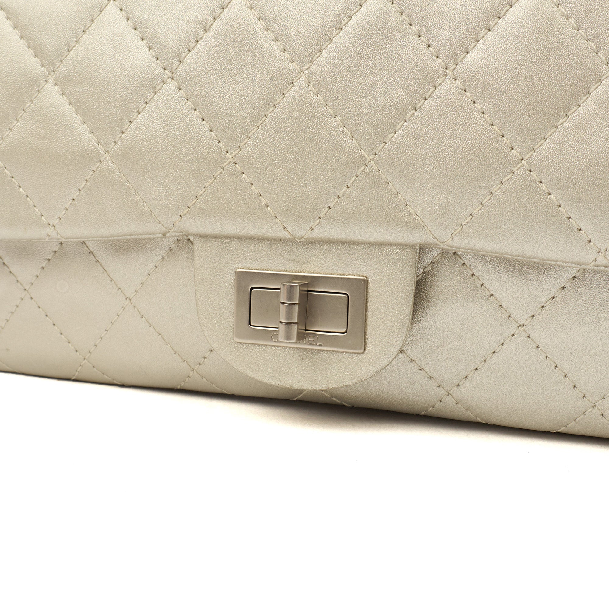 Chanel Shoulder Bag 2.55 Reissue - Maxi in Metallic, Leather — Alternate View 8