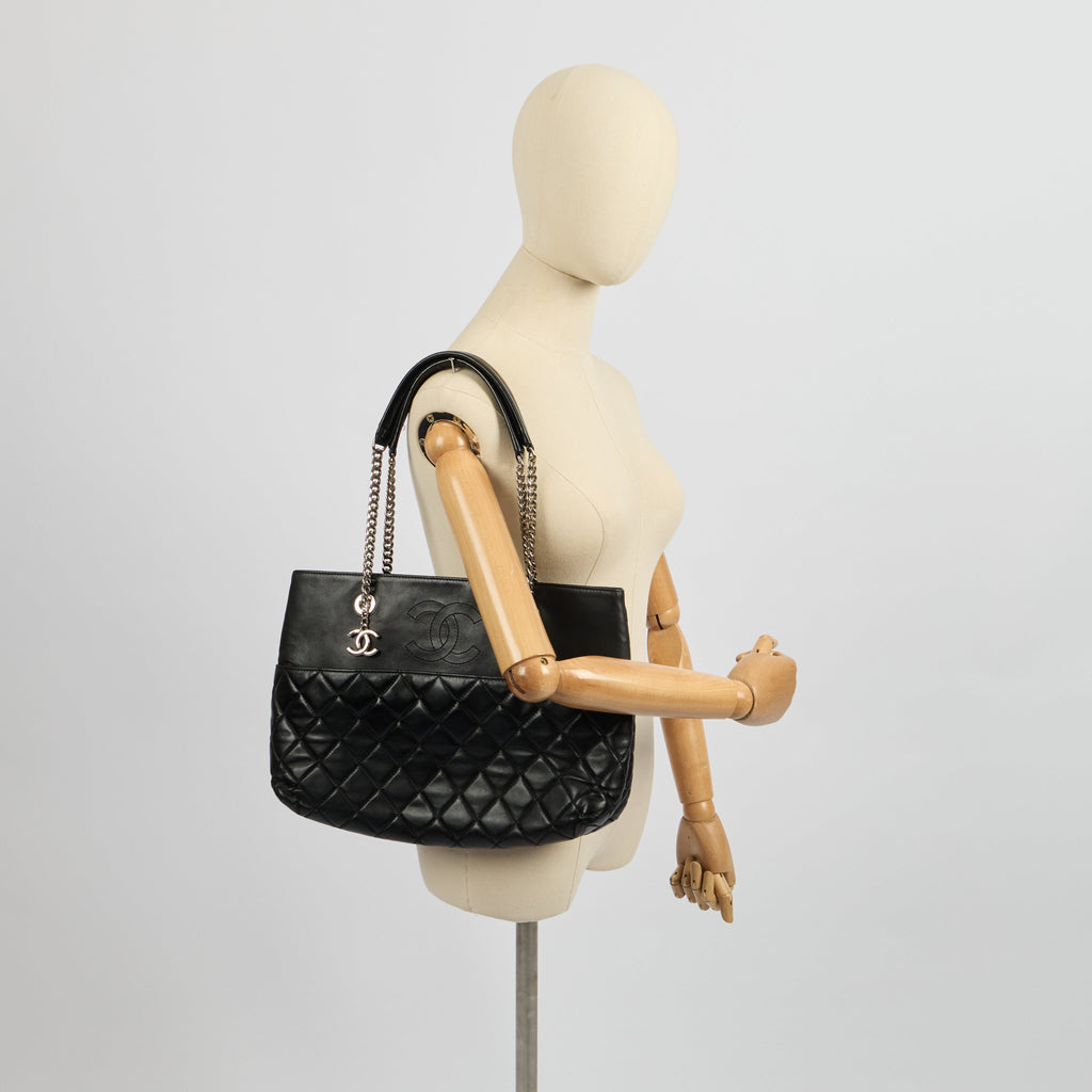 Chanel Tote Tote in Black, Lambskin Leather — Side View