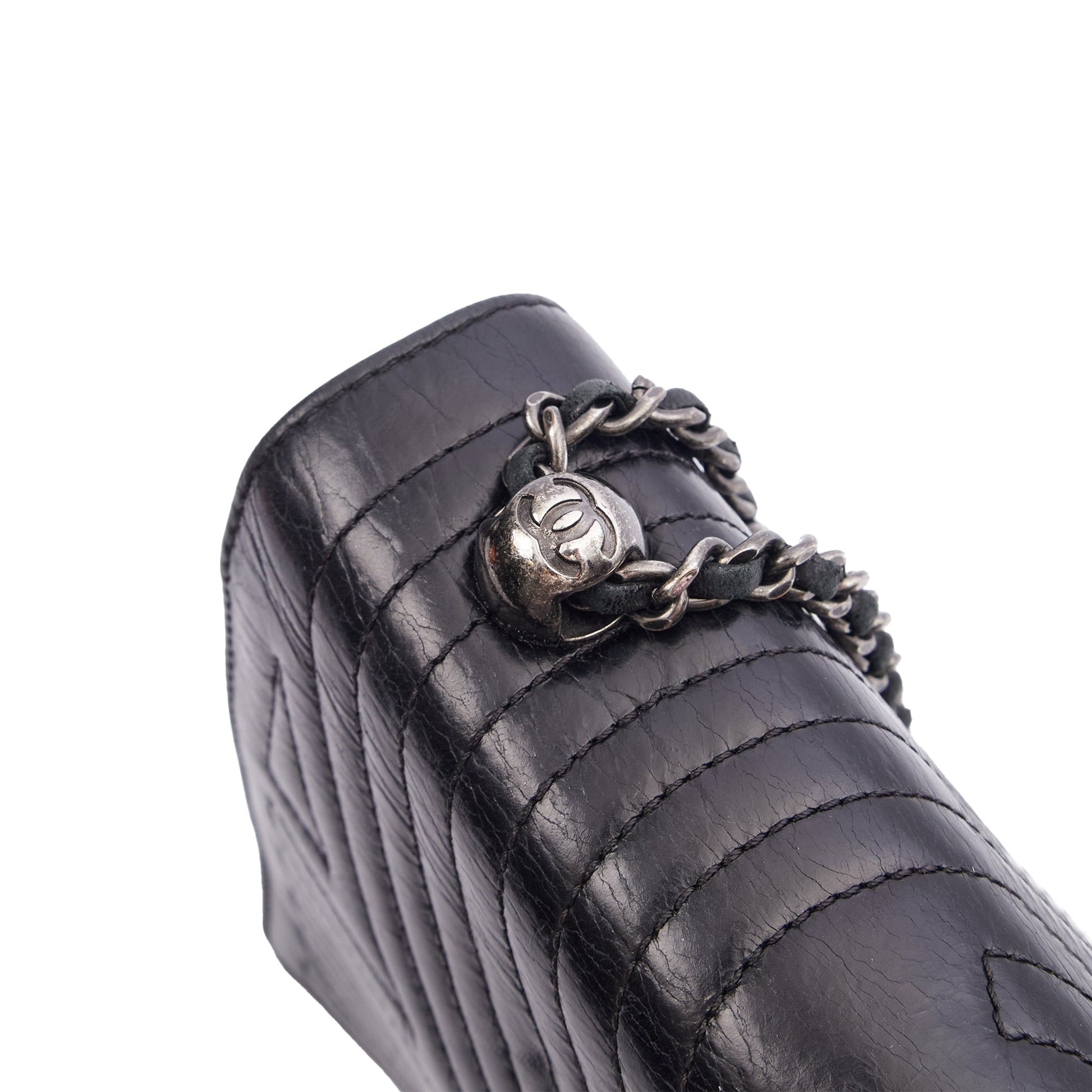 Chanel Shoulder Bag Flap Bag in Black, Calfskin Leather — Alternate View 8