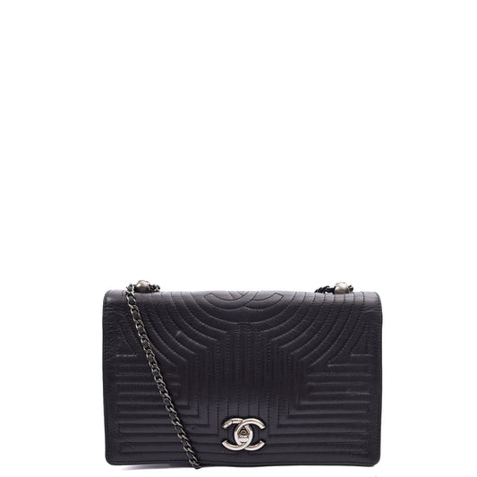 Chanel Shoulder Bag Flap Bag in Black, Calfskin Leather — Front View