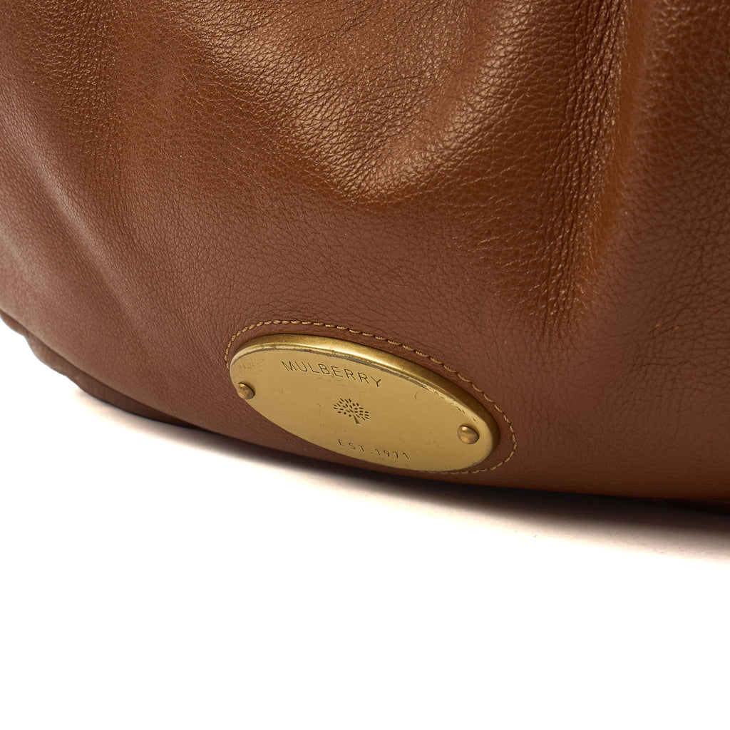 Mulberry Tote Mitzy Tote in Oak, Calfskin Leather — Lifestyle View