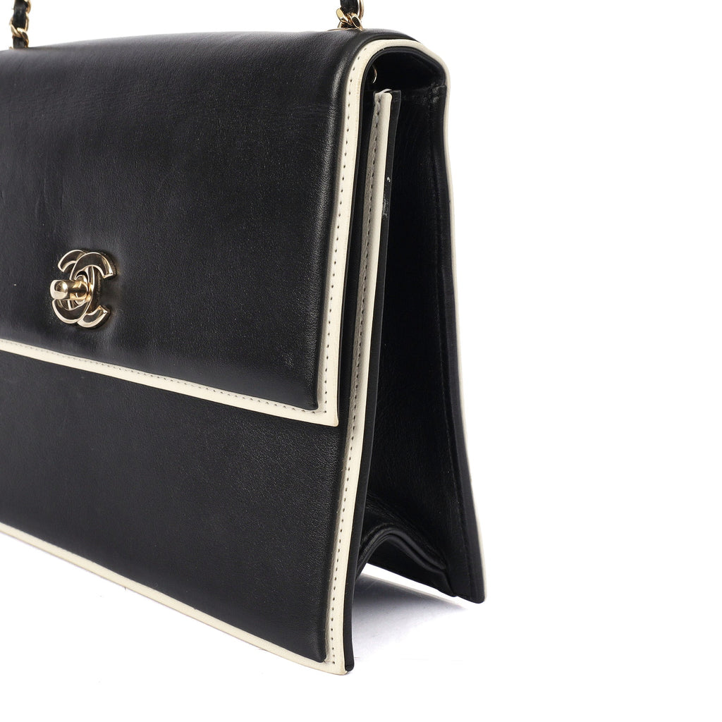 Chanel Shoulder Bag Flap Bag in Black, Calfskin Leather — Detail View