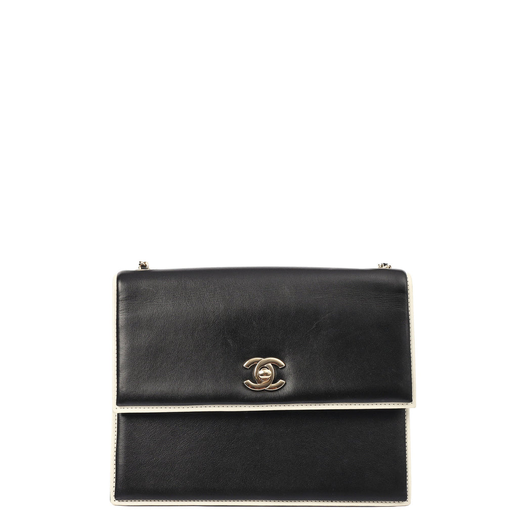 Chanel Shoulder Bag Flap Bag in Black, Calfskin Leather — Front View