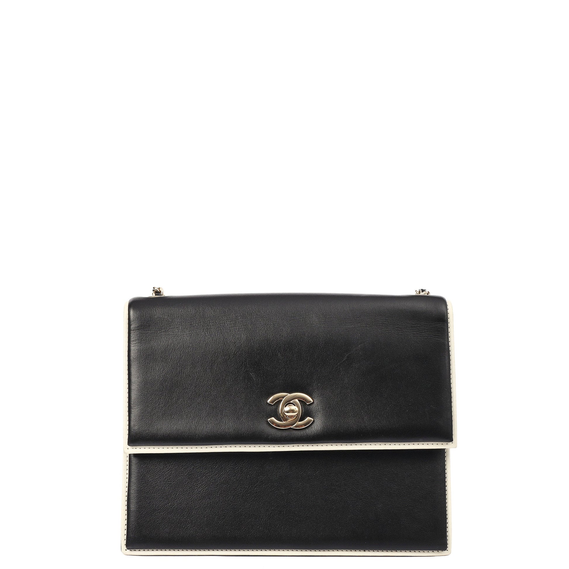 Chanel Shoulder Bag Flap Bag in Black, Calfskin Leather — Front View