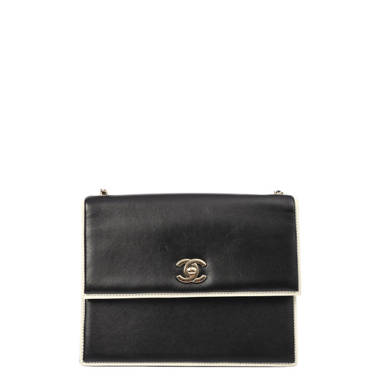 Chanel Shoulder Bag Flap Bag in Black, Calfskin Leather — Front View
