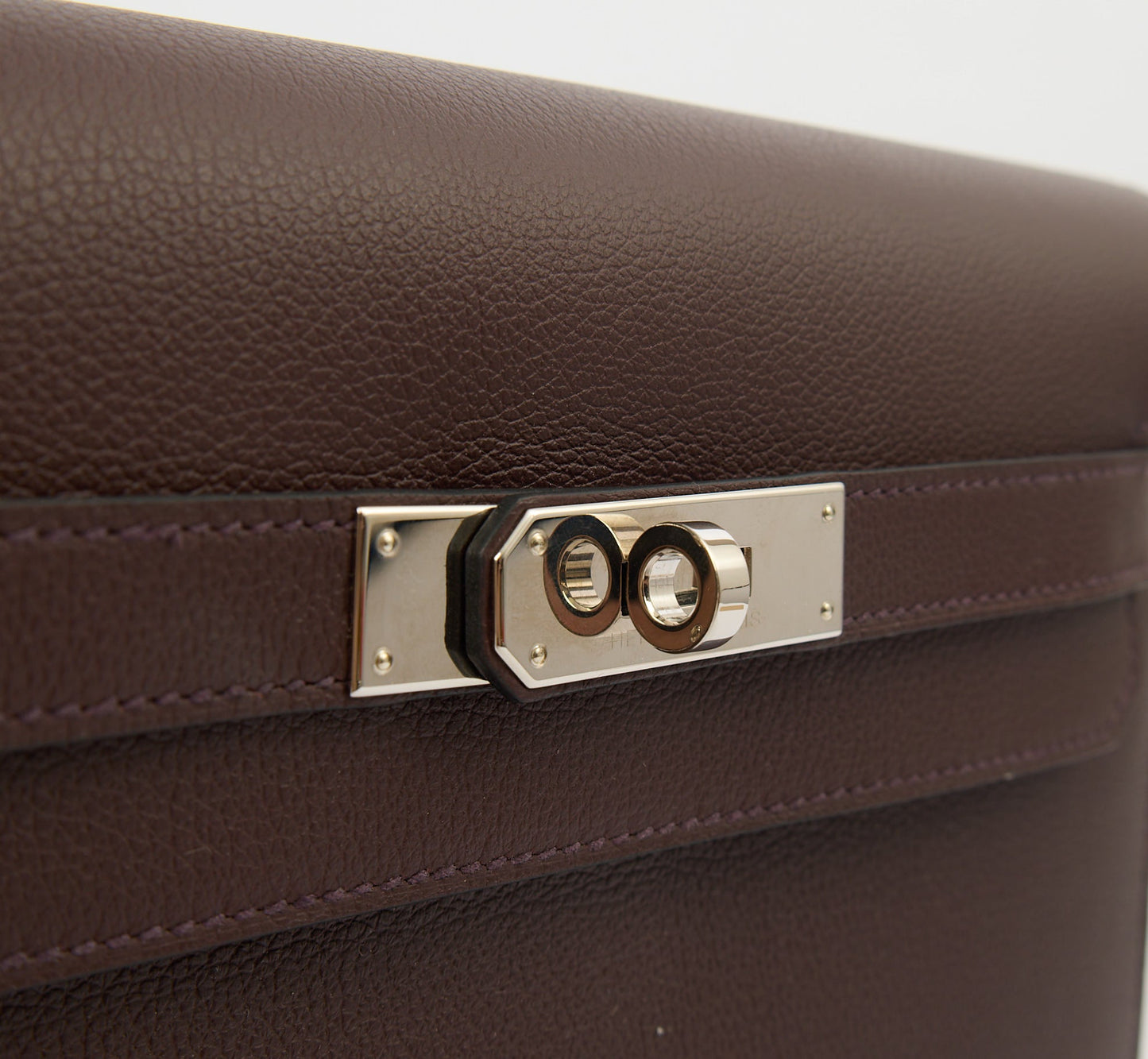 Hermes Kelly Depeches 25 in Rouge Sellier, Evercolour — Lifestyle View