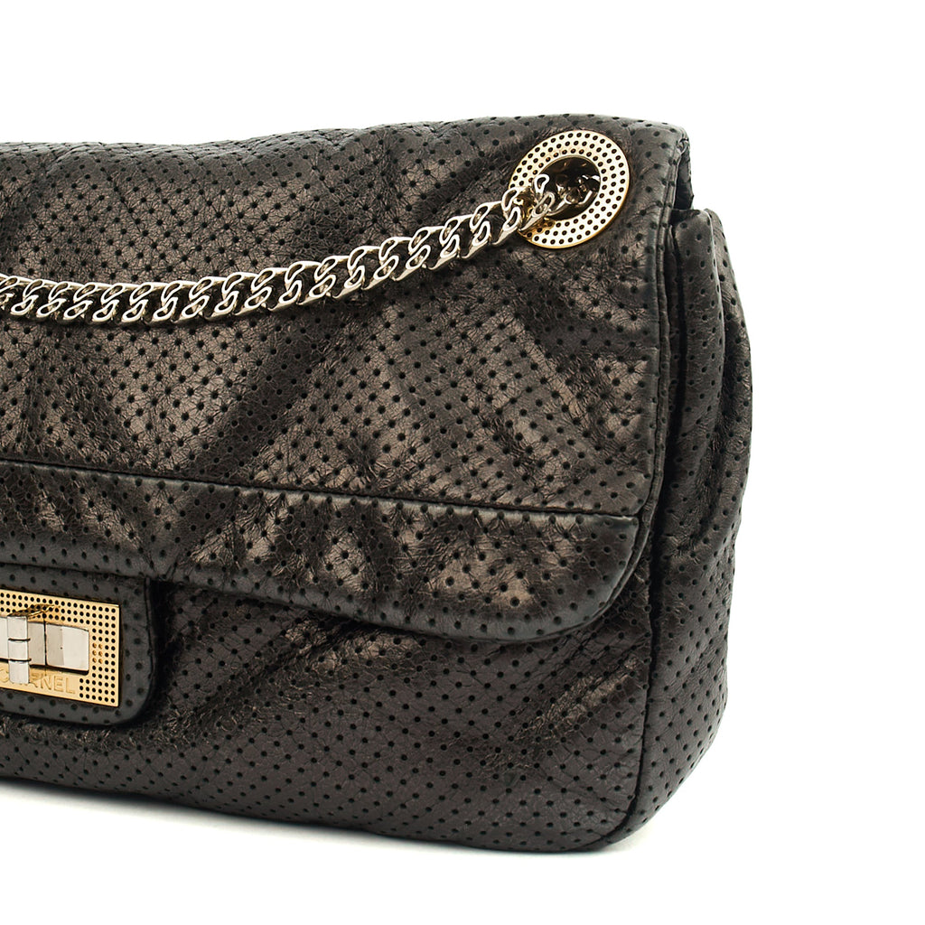 Chanel Shoulder Bag 2.55 Reissue in Black, Calfskin Leather — Alternate View 7