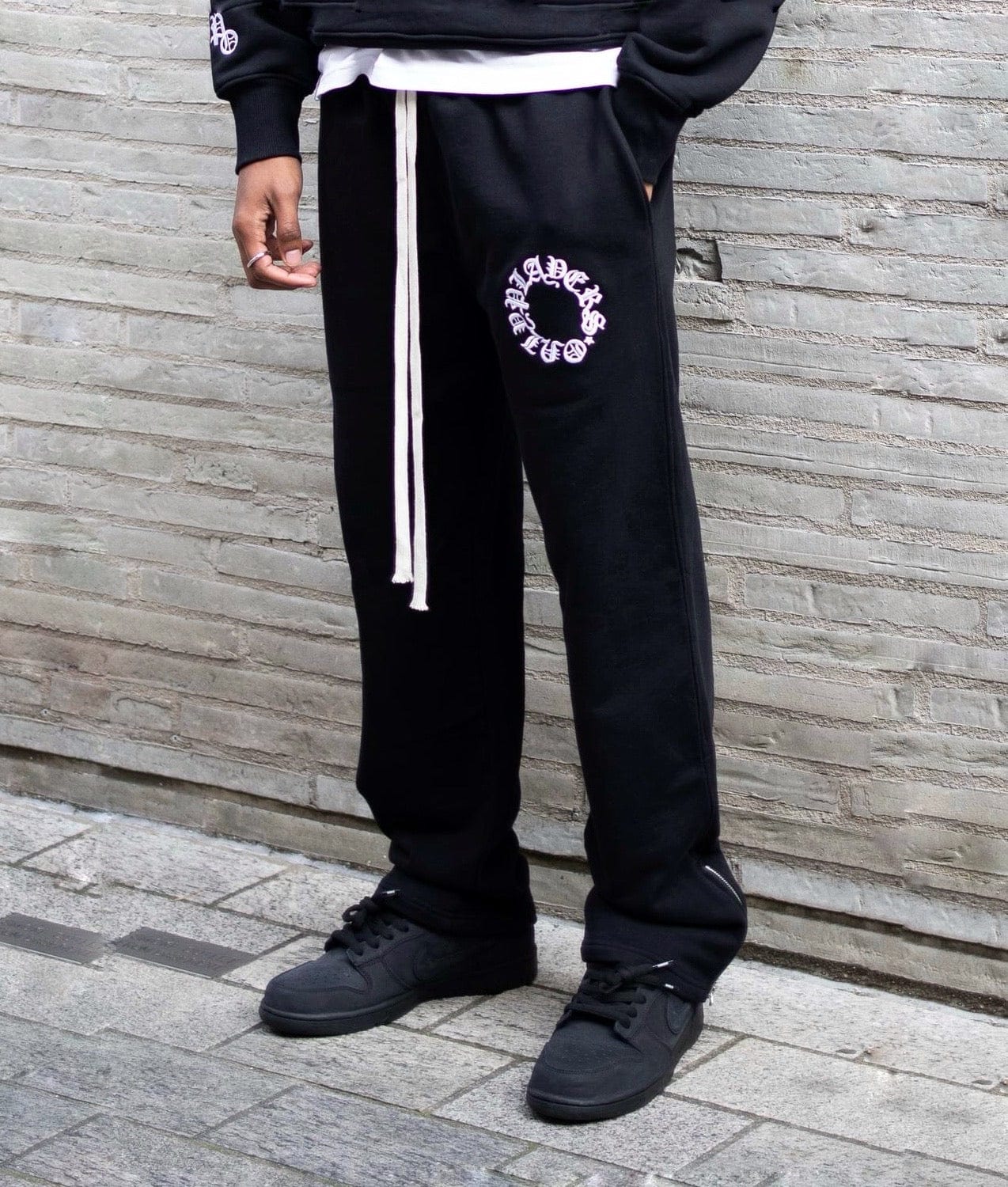 PLAYERS ONLY BLACK EMBROIDERED SWEATPANTS — Small — Side View