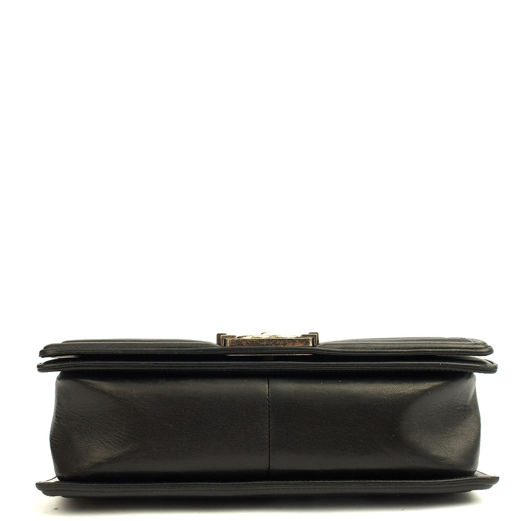 Chanel Shoulder Bag Boy - Medium in Black, Calfskin Leather — Detail View