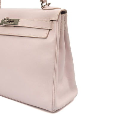 Hermes Kelly 28 in Rose Dragee, Swift (Gulli35) Leather — Lifestyle View