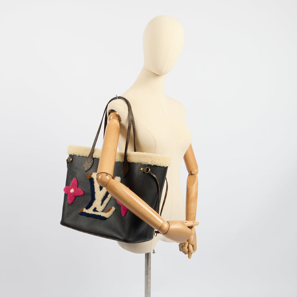 Louis Vuitton Tote Neverfull MM in Black, Leather — Lifestyle View