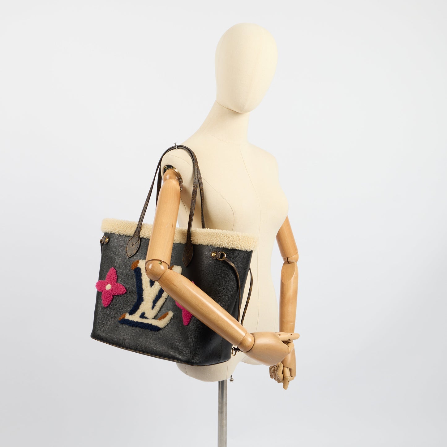 Louis Vuitton Tote Neverfull MM in Black, Leather — Lifestyle View