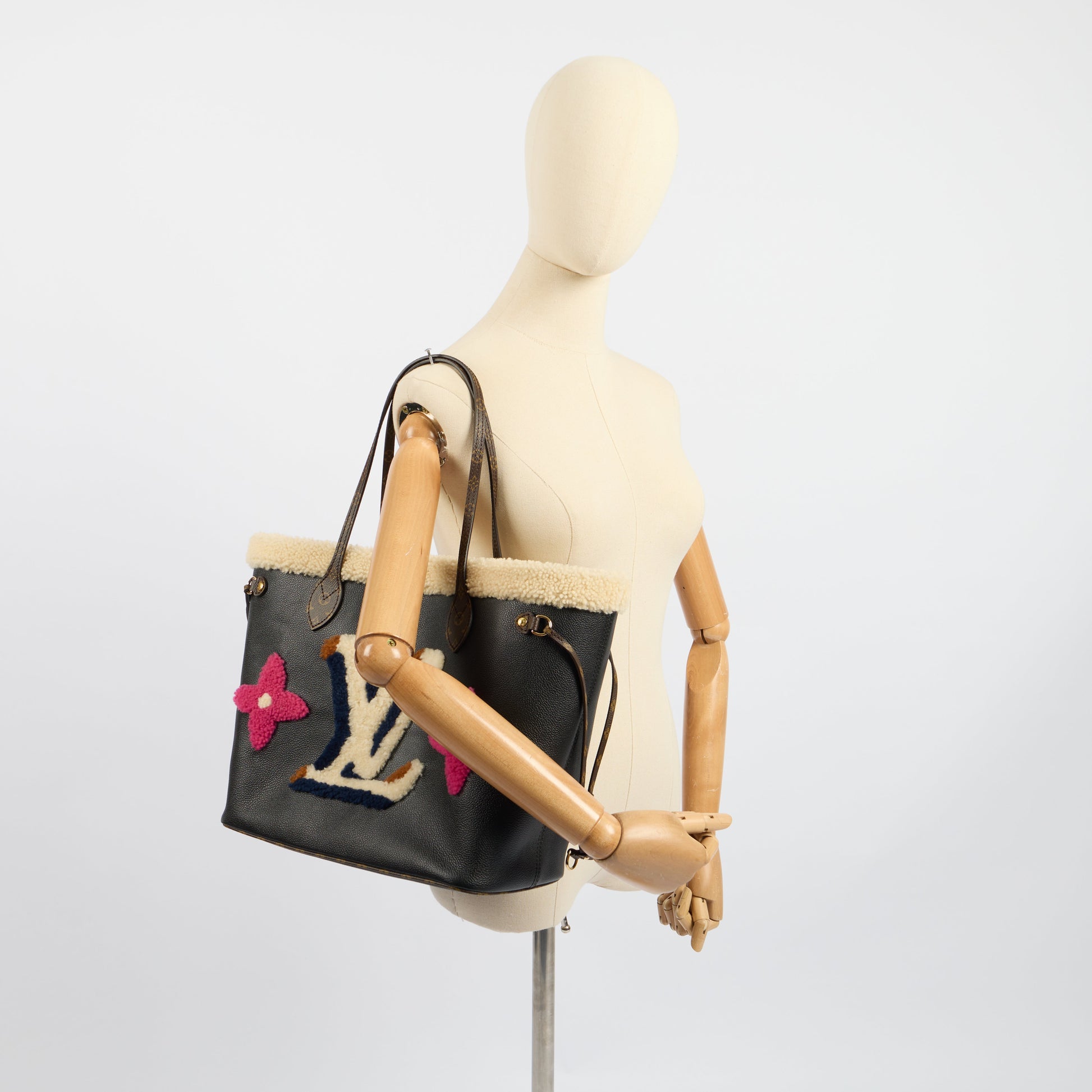 Louis Vuitton Tote Neverfull MM in Black, Leather — Lifestyle View