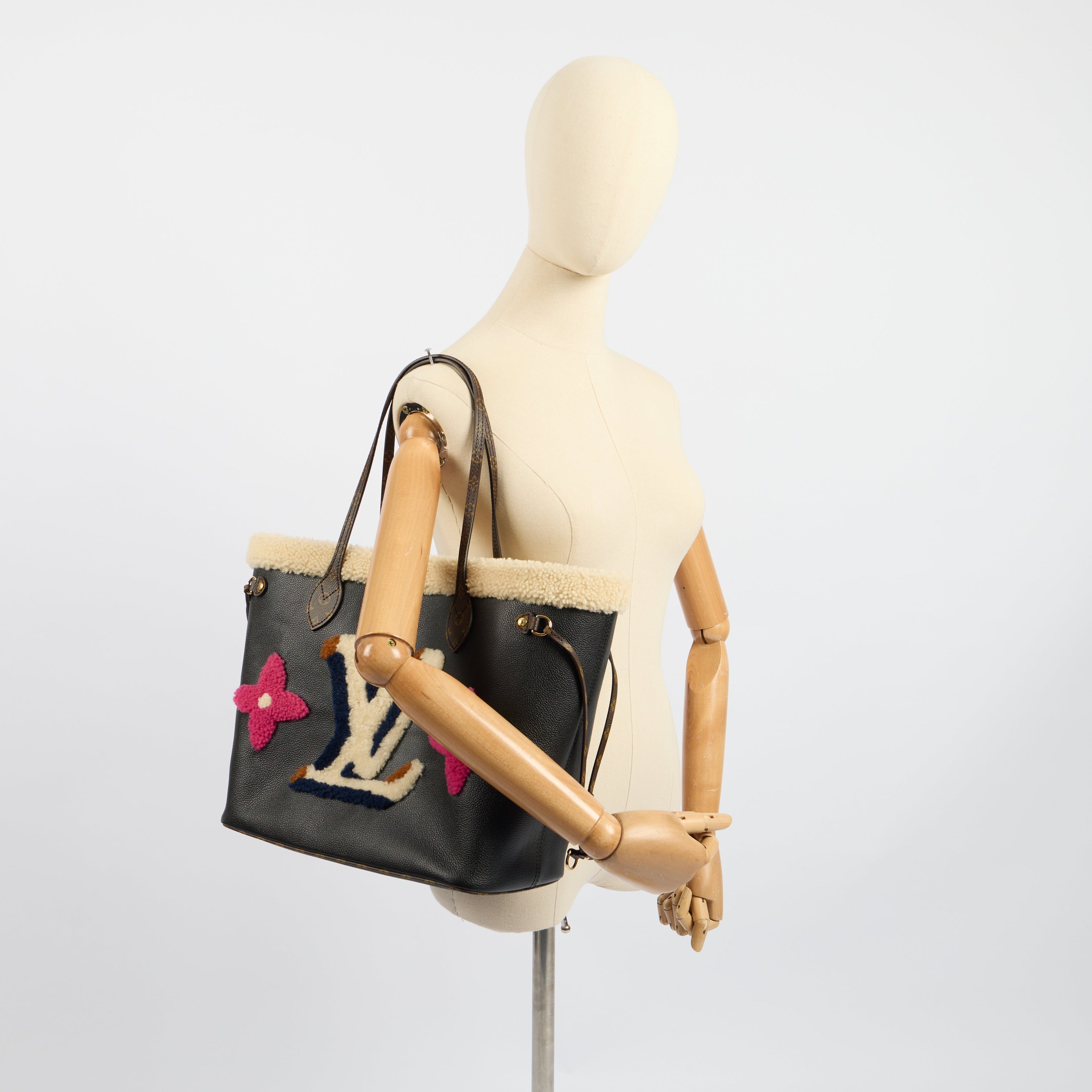 Louis Vuitton Tote Neverfull MM in Black, Leather — Lifestyle View