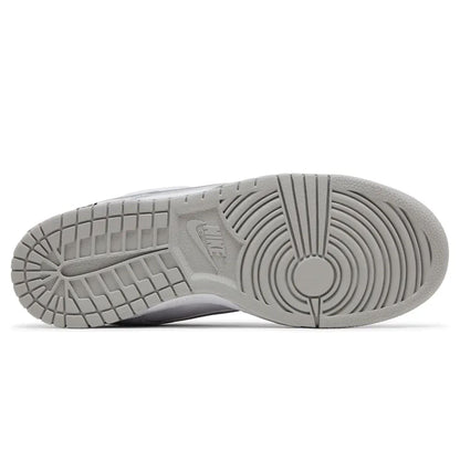 Nike Dunk Low SB x Supreme 'White Metallic Silver' — UK 3 | EU 35.5 | US 3.5 — Detail View