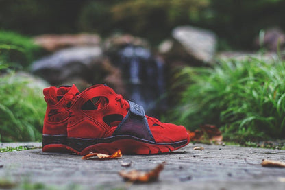 NIKE AIR TRAINER HUARACHE PRM QS 'LOVE-HATE' Challenge Red — UK 3 | EU 35.5 | US 3.5 — Detail View