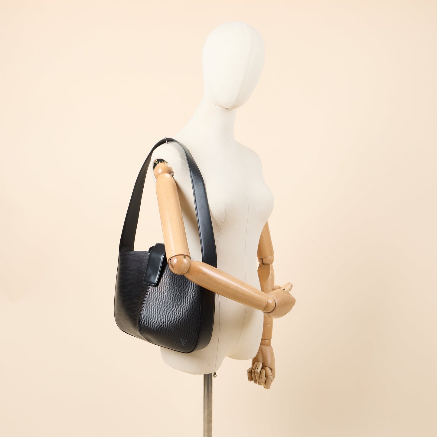 Louis Vuitton Shoulder Bag Reverie in Black, Leather — Alternate View 9