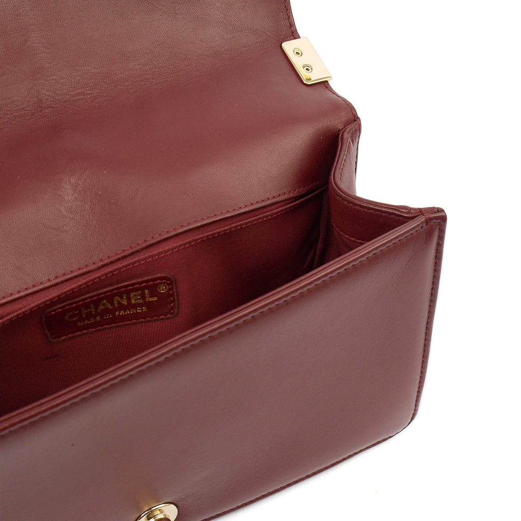 Chanel Shoulder Bag Boy - Medium in Red, Calfskin Leather — Alternate View 10