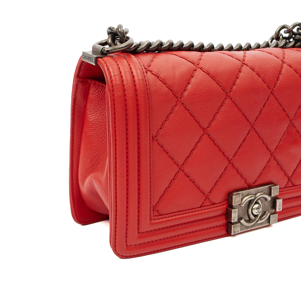 Chanel Shoulder Bag Boy - Medium in Red, Calfskin Leather — Alternate View 15