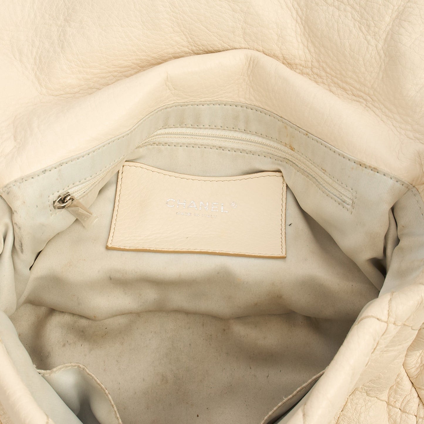 Chanel Shoulder Bag Vintage Flap Bag  in White, Calfskin Leather — Detail View