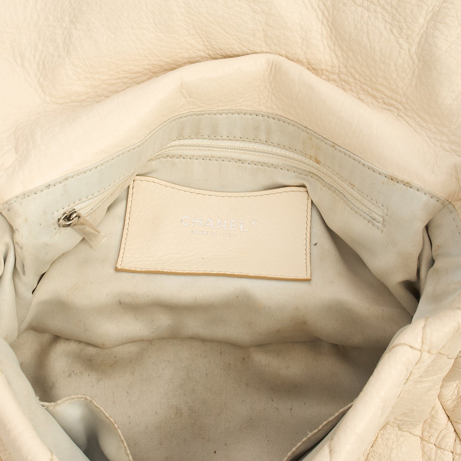 Chanel Shoulder Bag Vintage Flap Bag  in White, Calfskin Leather — Detail View