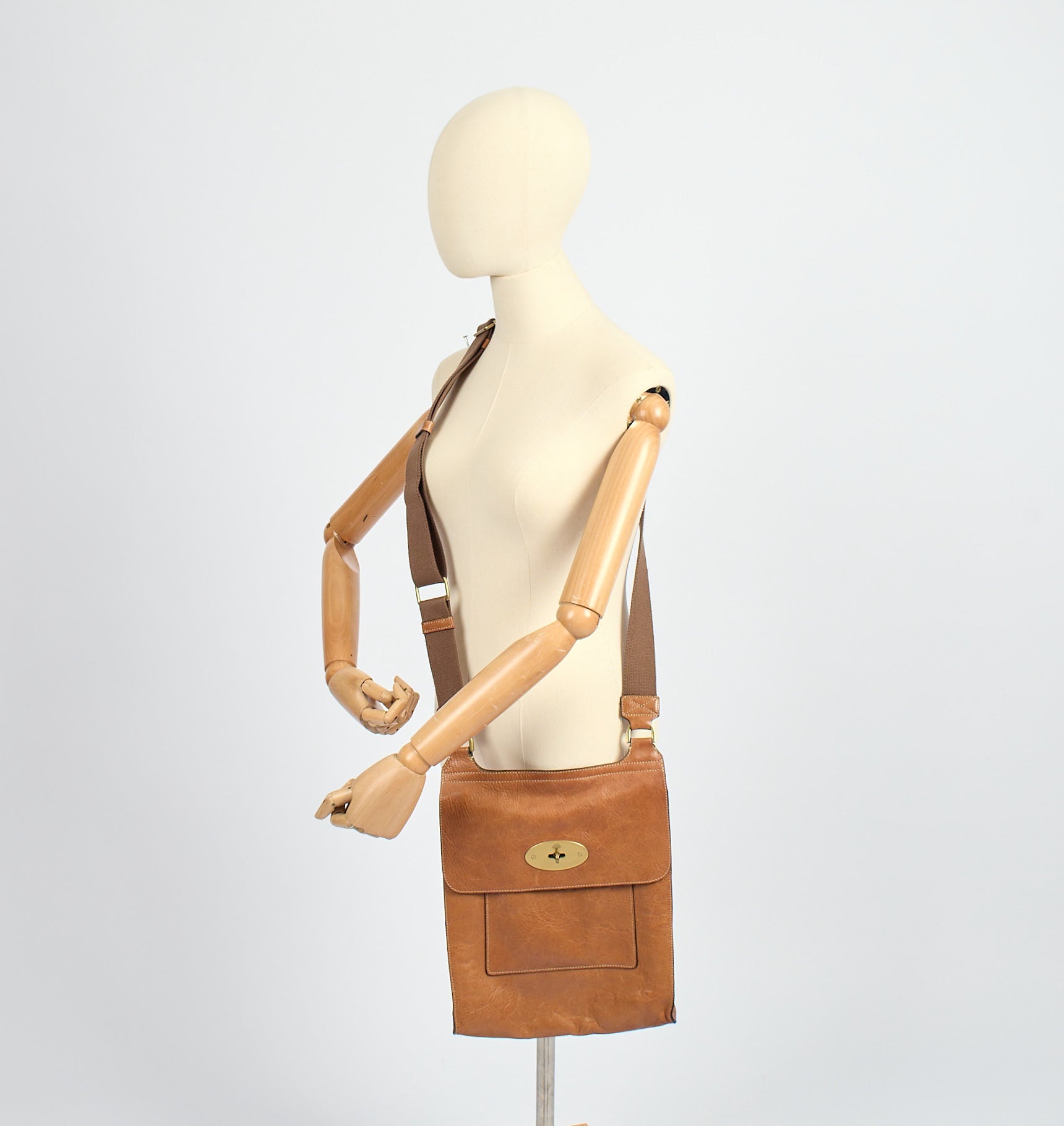 Mulberry Cross Body Antony - Large in Oak, Calfskin Leather — Side View