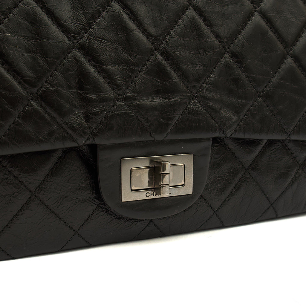 Chanel Shoulder Bag 2.55 Reissue - Maxi in Black, Crinkled Calfskin Leather — Alternate View 26