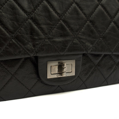Chanel Shoulder Bag 2.55 Reissue - Maxi in Black, Crinkled Calfskin Leather — Alternate View 26