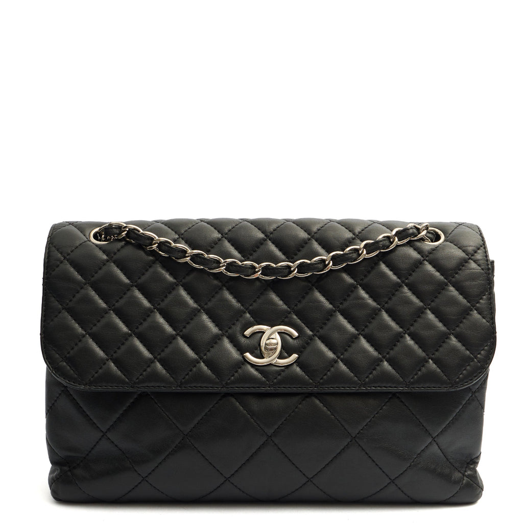 Chanel Shoulder Bag Classic Single Flap - Jumbo in Black, Lambskin Leather — Front View
