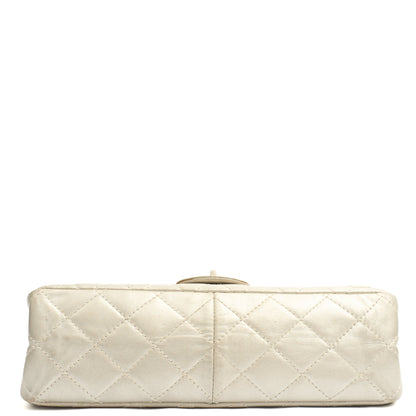 Chanel Shoulder Bag 2.55 Reissue - Maxi in Metallic, Lambskin Leather — Detail View