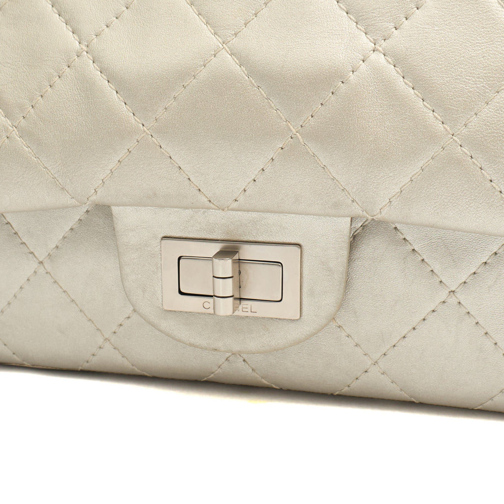 Chanel Shoulder Bag 2.55 Reissue - Maxi in Metallic, Lambskin Leather — Alternate View 9