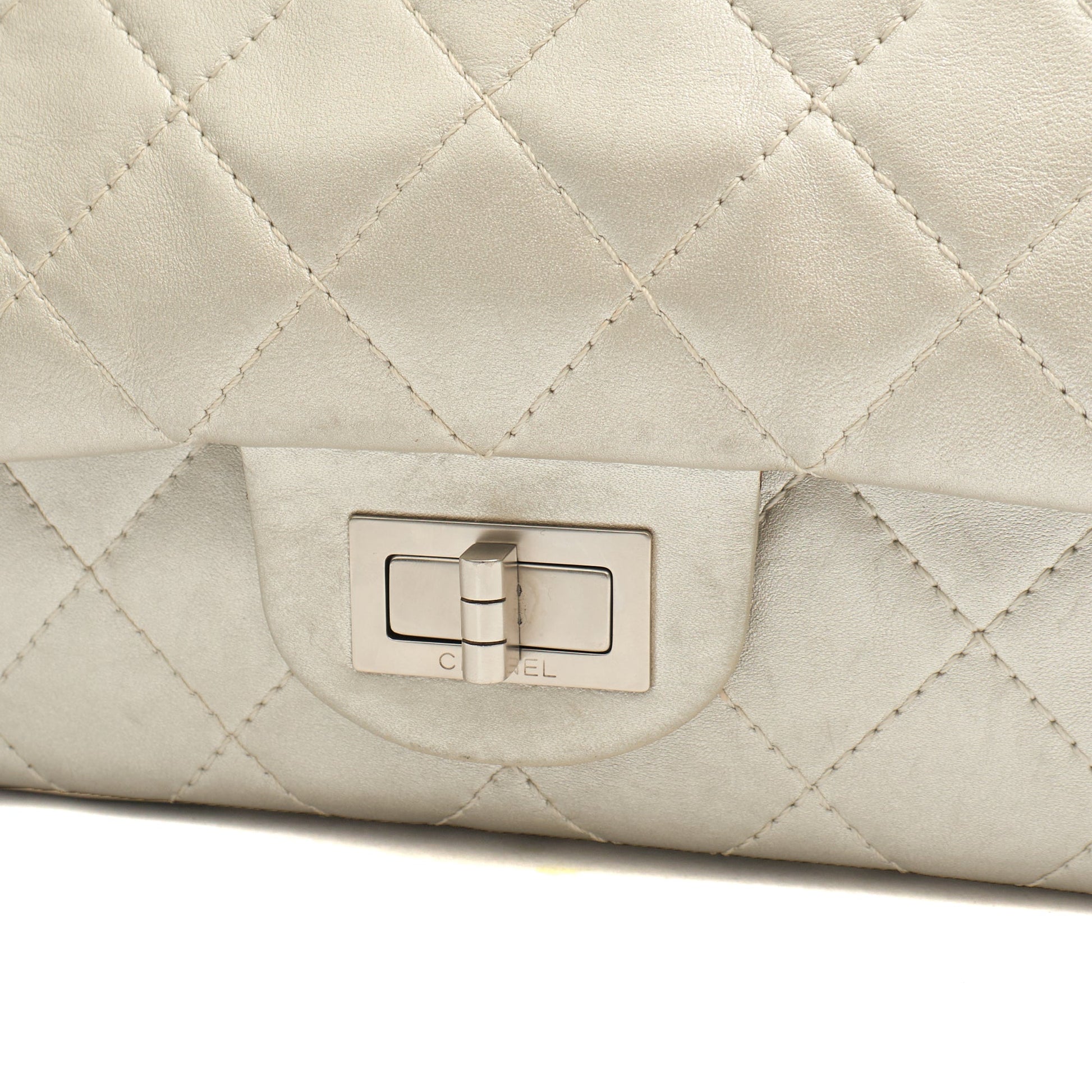 Chanel Shoulder Bag 2.55 Reissue - Maxi in Metallic, Lambskin Leather — Alternate View 9