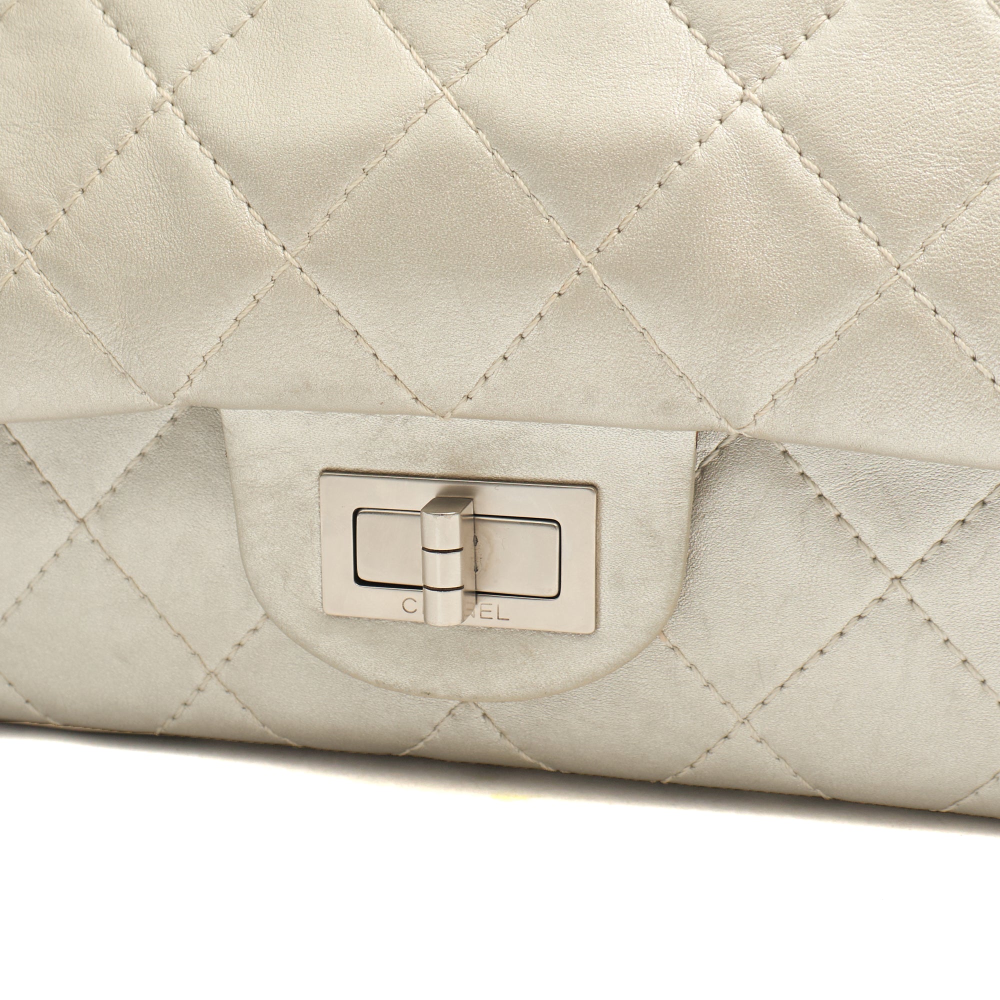 Chanel Shoulder Bag 2.55 Reissue - Maxi in Metallic, Lambskin Leather — Alternate View 9