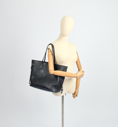 Louis Vuitton Tote Neverfull MM in Black, Empreinte Leather — Side View
