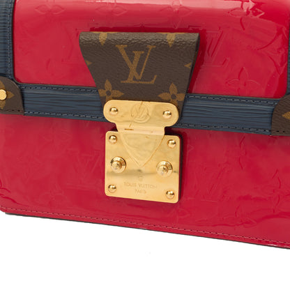 Louis Vuitton Shoulder Bag Wynwood in Red, Patent Leather — Side View
