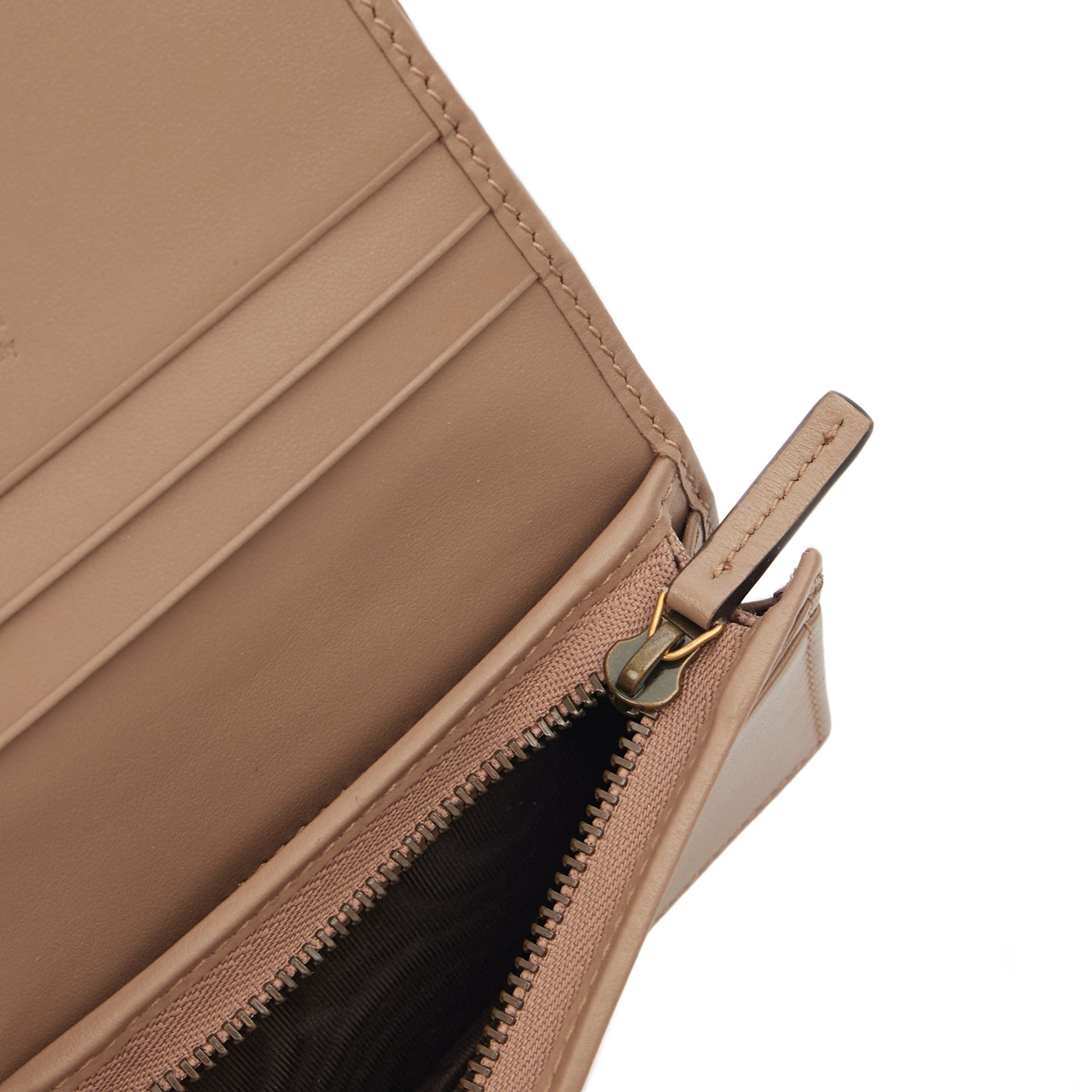 Gucci Purse Marmont Purse in Neutral, Leather — Detail View