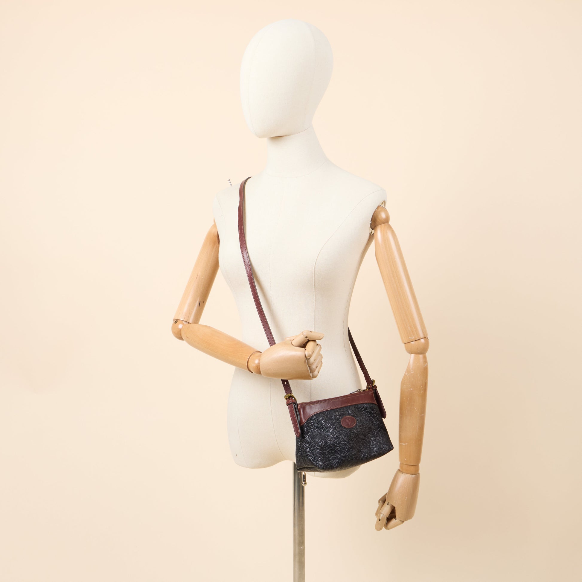 Mulberry Cross Body Vintage Shoulder Bag in Black, Scotchgrain — Side View