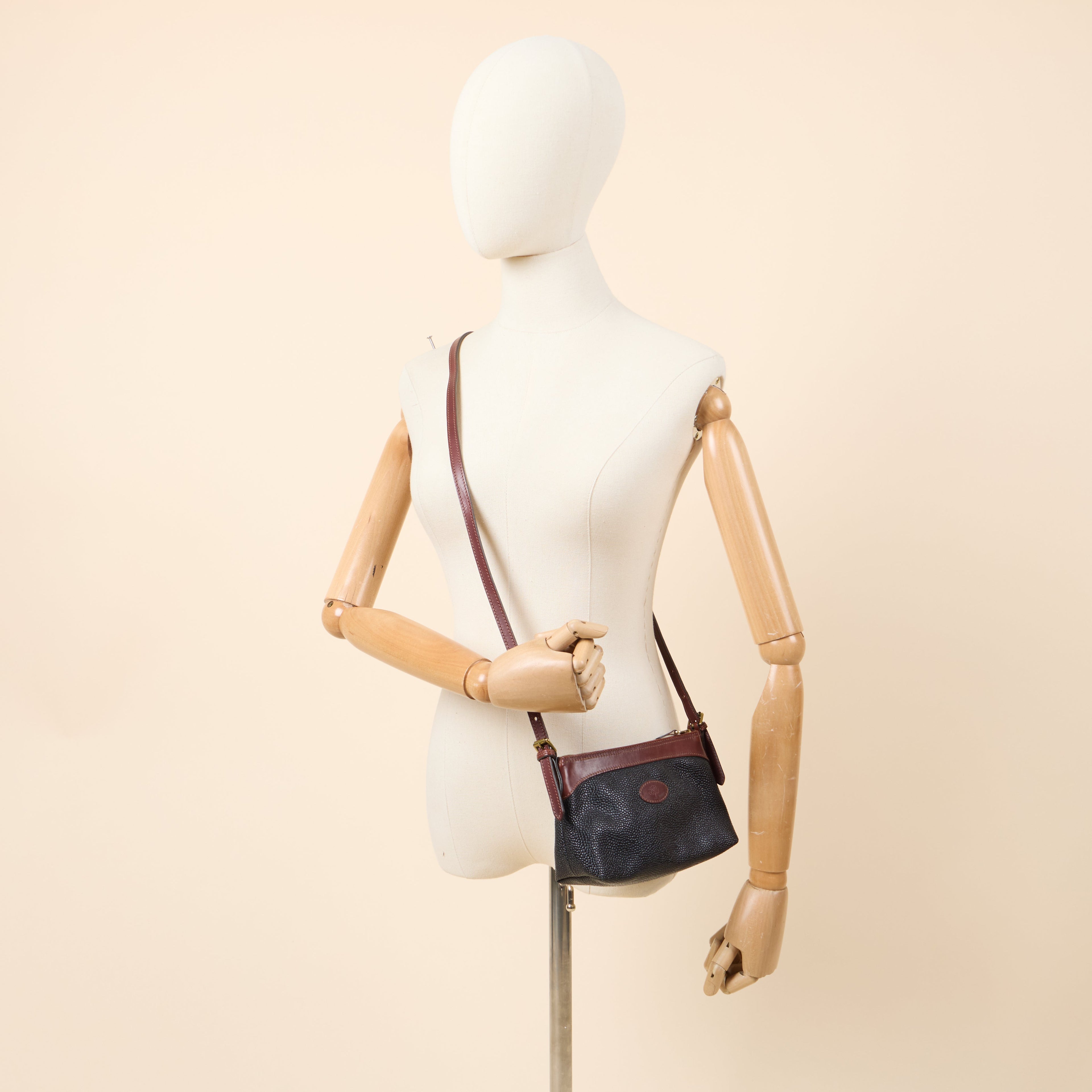 Mulberry Cross Body Vintage Shoulder Bag in Black, Scotchgrain — Side View