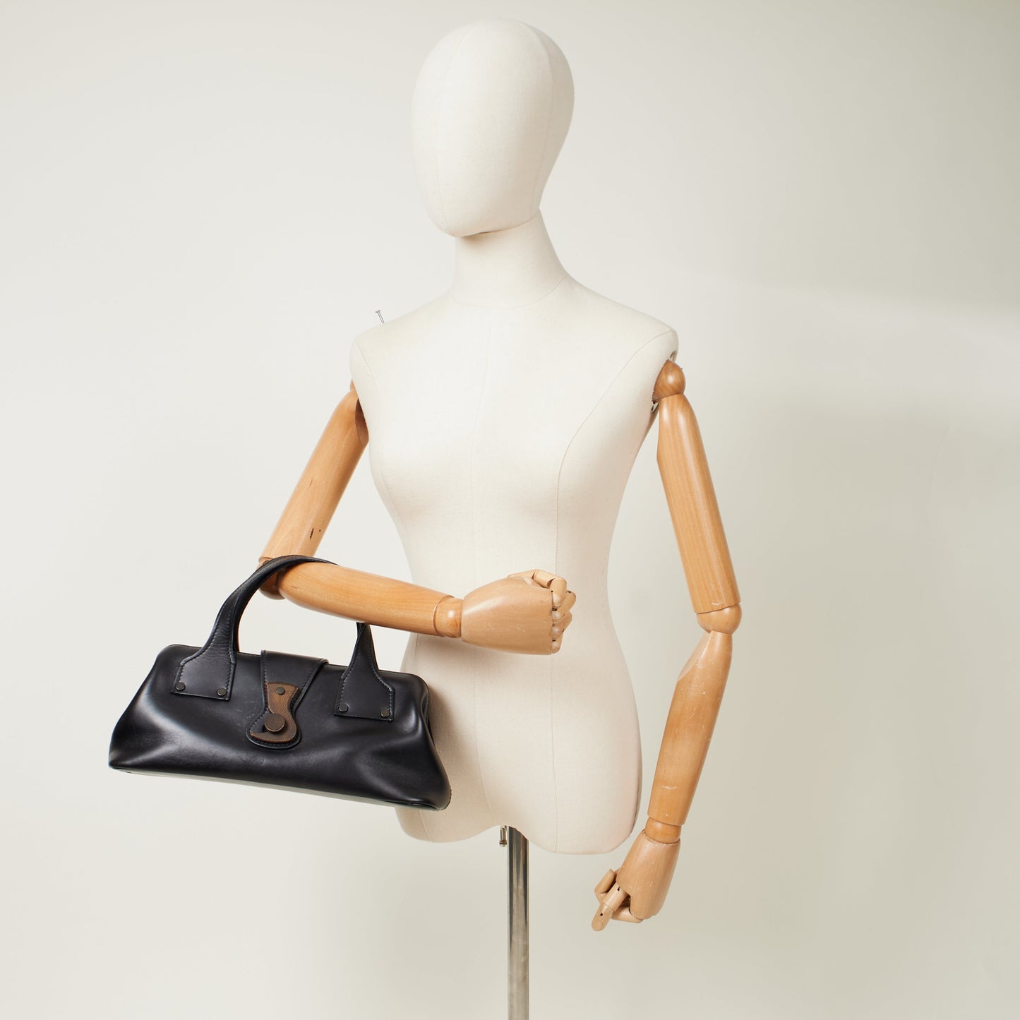 Gucci Top Handle Vintage Shoulder Bag in Black, Leather — Alternate View 9