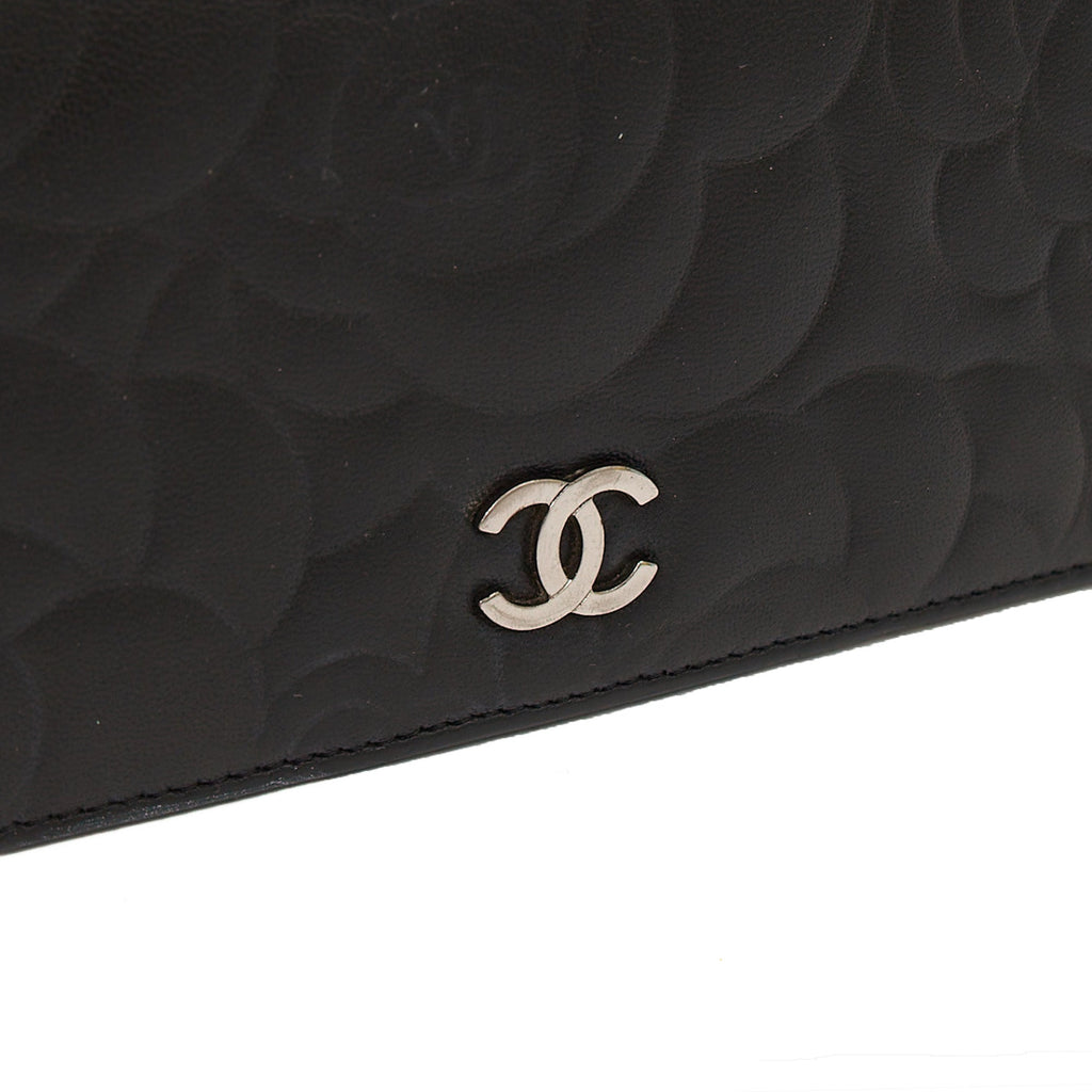 Chanel Wallet Camellia - Wallet in Black, Lambskin Leather — Lifestyle View