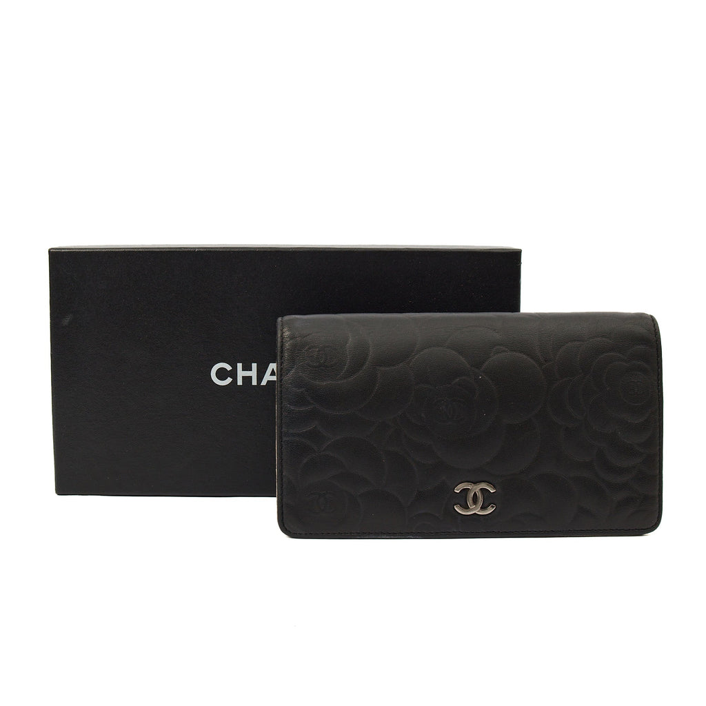 Chanel Wallet Camellia - Wallet in Black, Lambskin Leather — Side View