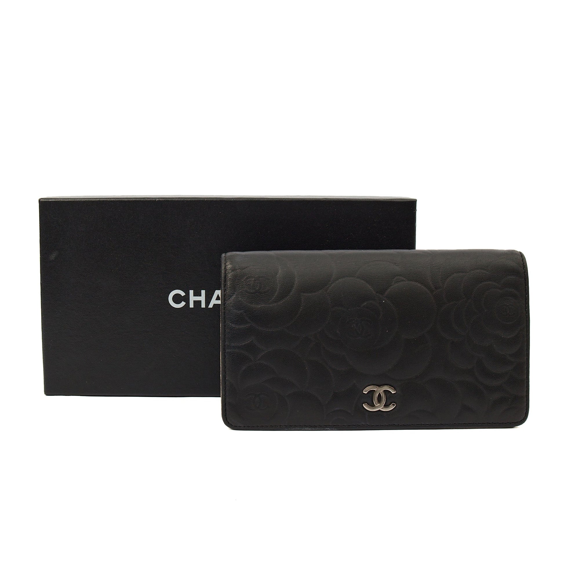 Chanel Wallet Camellia - Wallet in Black, Lambskin Leather — Side View