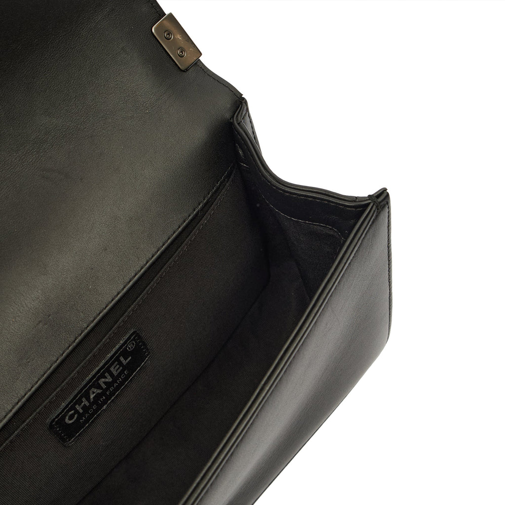 Chanel Shoulder Bag Boy - Medium in Black, Calfskin Leather — Detail View
